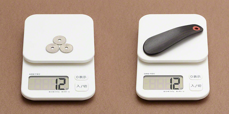 靴べらの重さを重量計で測定している画像